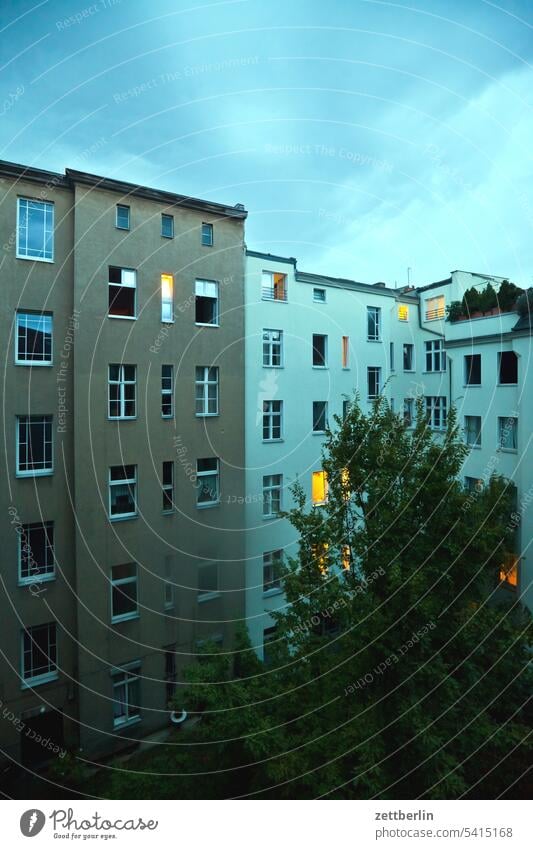 Hinterhof in der Dämmerung altbau außen brandmauer fassade fenster haus himmel himmelblau hinterhaus hinterhof innenhof innenstadt kiez mehrfamilienhaus