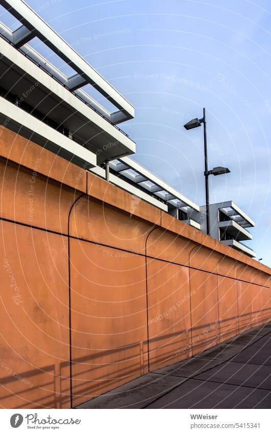 Eine Mauer und moderne Gebäude dahinter in einem neuen Wohnbezirk der Großstadt Bremen Quartier Wasser Wohnhäuser Laterne Himmel Linien Architektur urban