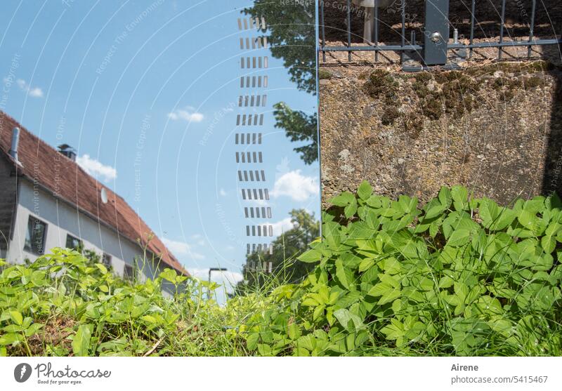 Hälfte Haus Spiegelbild überblicken Reflexion & Spiegelung gegenüber Scheibe Fassade Mauer Straße Überblick menschenleer Straßenrand Dorf Zaun Gartenzaun