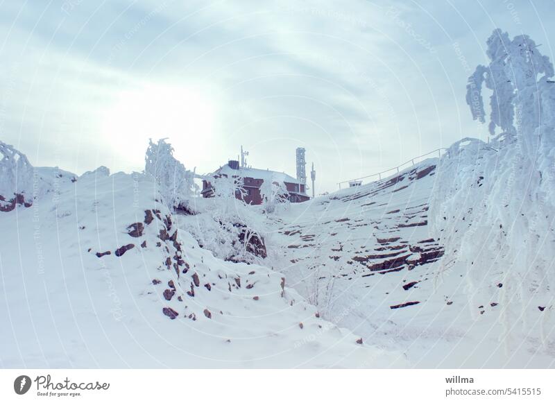 Winter, hoch droben aufm Berg winterlich Felsen Aussichtspunkt Baude verschneit Schnee schneebedeckt Wintertag Schneedecke Schneelandschaft Winterlandschaft