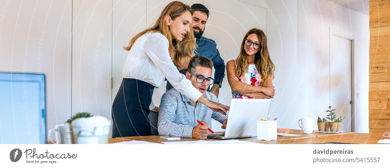 Geschäftsleute, die ihr Projekt auf dem Laptop überprüfen Business Menschen Büro Coworking Überprüfung Teamwork Sitzung Computer Überraschung Stehen