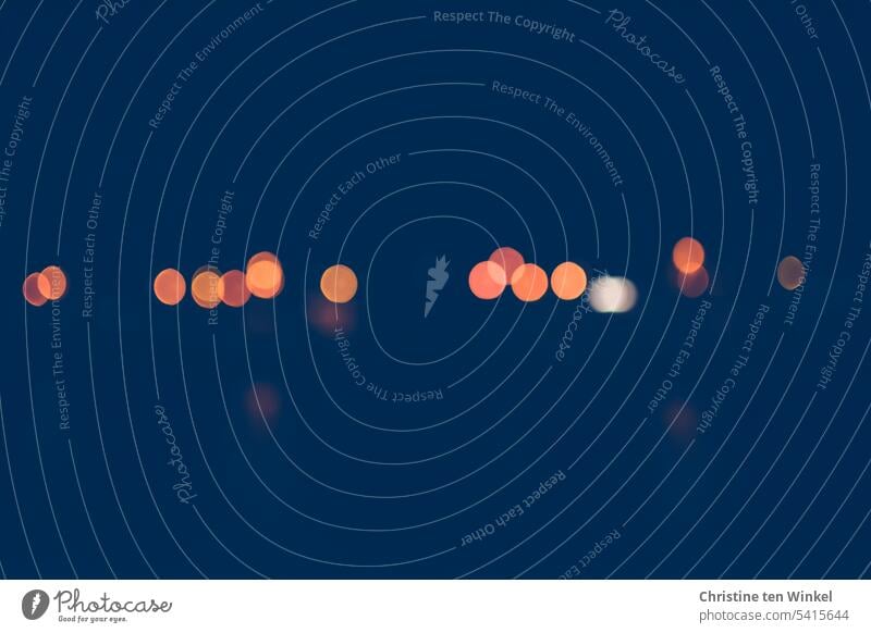 Lichtpunkte in der Dunkelheit Bokeh Unschärfe verschwommen Hintergrund glänzend Lichter abstrakt unscharf orange Farbenspiel warme Farben im Dunkeln Nacht