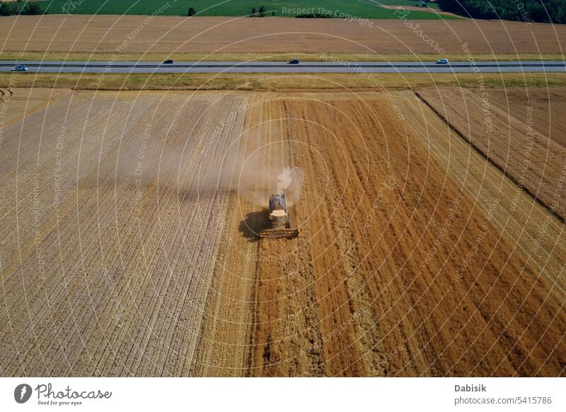 Mähdrescher bei der Arbeit auf einem landwirtschaftlichen Feld. Erntesaison Ernten Erntemaschine Roggen Agronomie Gerste Antenne Weizen Lebensmittel Sommer