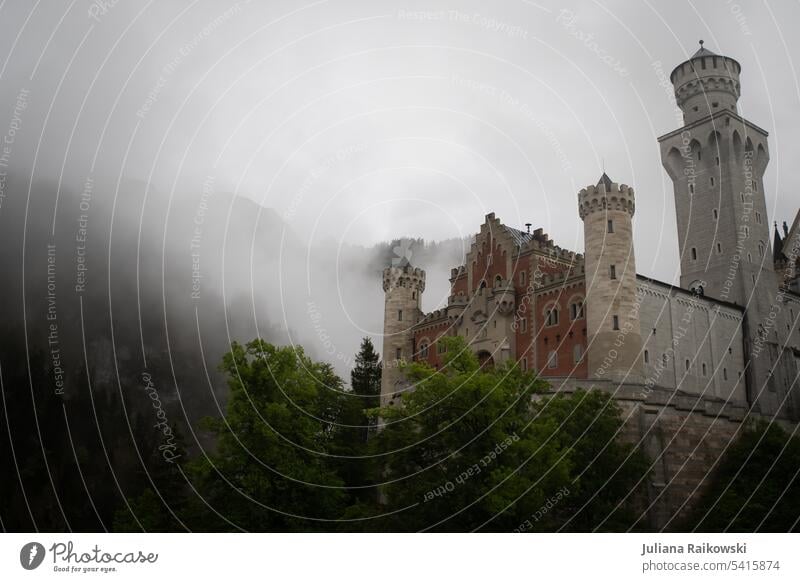 Schloß Neuschwanstein im Nebel Burg oder Schloss Wahrzeichen Sehenswürdigkeit Außenaufnahme Farbfoto Berge u. Gebirge Ferien & Urlaub & Reisen Tourismus