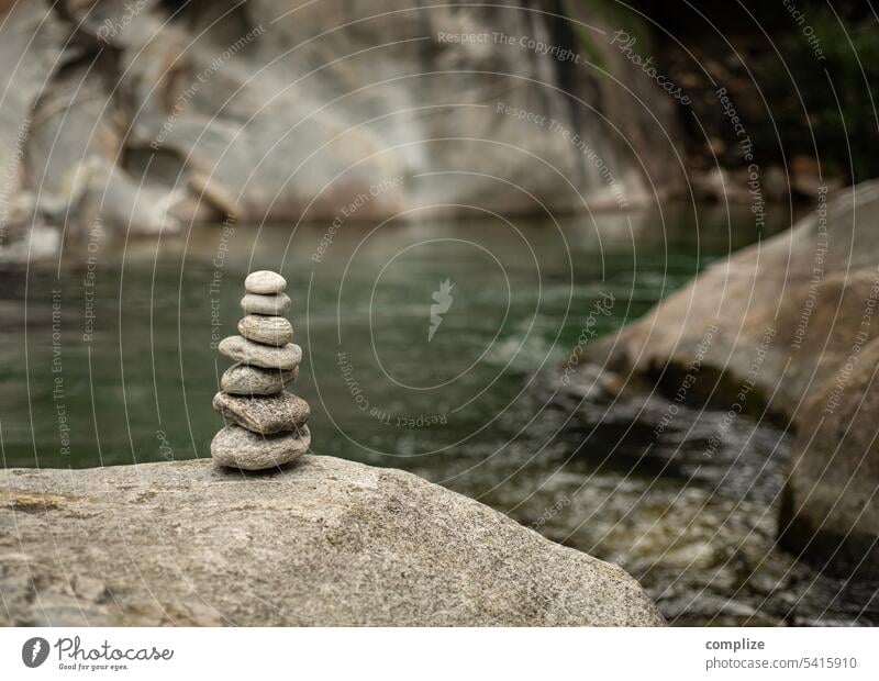 Steinmännchen im Valle Verzasca Steine Turm Felsen Wasser Fluss Felsenschlucht Schweiz Tessin Balance Outdoor wandern Alpen Ruhe Wellness Erholung