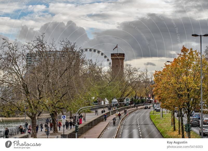 Rheinuferstraße im Severinsviertel Köln Himmel Wahrzeichen Deutschland Sehenswürdigkeit Architektur Bauwerk Stadt Außenaufnahme Farbfoto Gebäude Malakoffturm