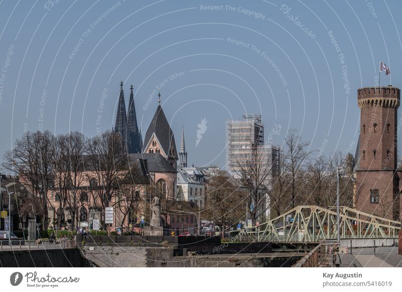 Drehbrücke am Rheinauhafen Malark Malakoffturm am Rheinauhafen Turm Brücken Hafenbrücke Grüne Brücken Architektur Fluss Stadt Außenaufnahme Farbfoto Bauwerk