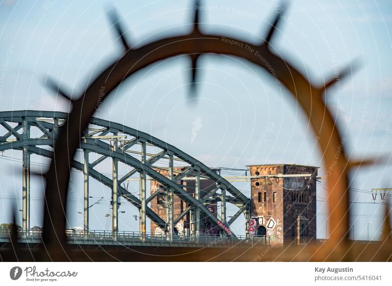 Brückentürme der Südbrücke bei Köln über den Rhein Bogenbrücke Stahlbau Stählerne Hauptkonstruktion Treppentürme Turmarchitektur Denkmalschutz Eisenbahnbrücke