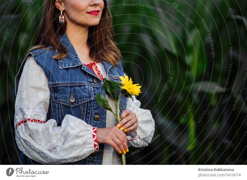 Lächelnde attraktive ukrainische Frau auf grünem Naturhintergrund, moderner Ethno-Stil Glück Ukrainer jung schön Schönheit Mädchen Person stylisch Porträt