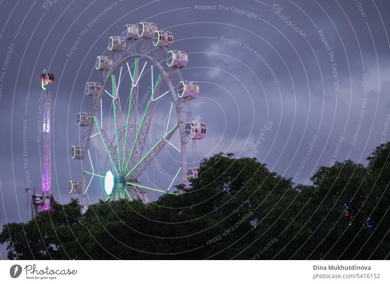 Riesenrad Fahrt im Vergnügungspark mit lila Nacht Sonnenuntergang Himmel Hintergrund Vergnügen Karneval Mitfahrgelegenheit reisen ferris Juli purpur Fairness