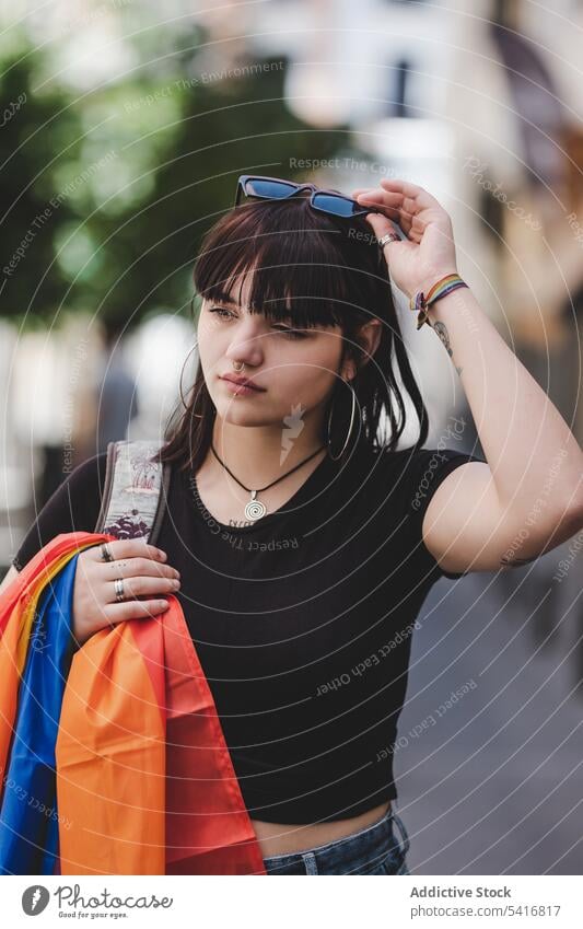 LGBT-Frau auf der Straße in der Stadt lgbt Fahne jung Großstadt urban lesbisch Lifestyle Freizeit farbenfroh Regenbogen Rechte Gleichstellung Homosexualität