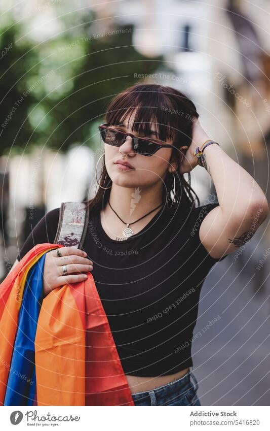 LGBT-Frau auf der Straße in der Stadt lgbt Fahne jung Großstadt urban lesbisch Lifestyle Freizeit farbenfroh Regenbogen Rechte Gleichstellung Homosexualität