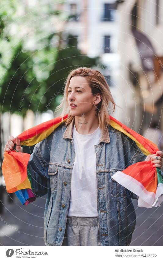 LGBT-Frau auf der Straße in der Stadt lgbt Fahne jung Großstadt urban lesbisch Lifestyle Freizeit farbenfroh Regenbogen Rechte Gleichstellung Homosexualität