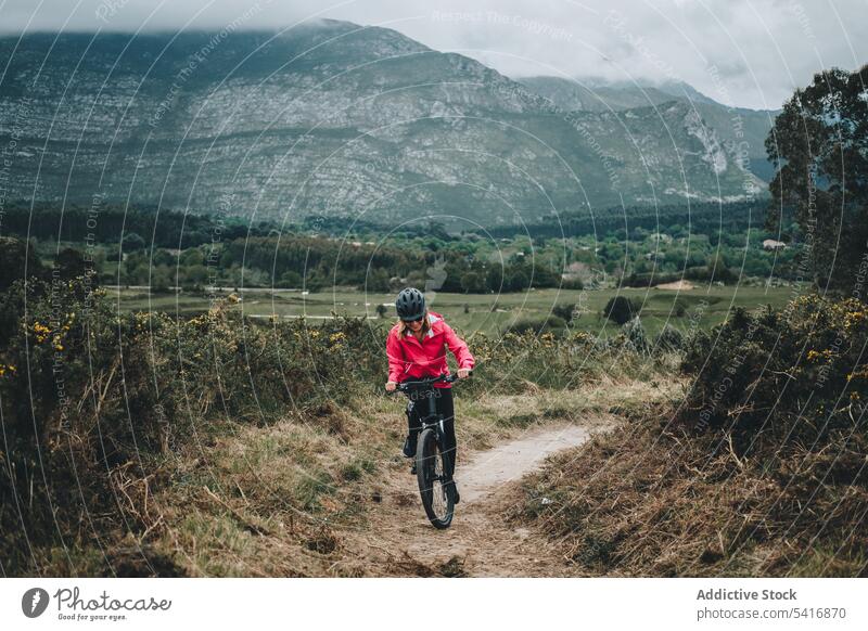 Frau fährt Mountainbike Fahrrad Reiten Straße Berge u. Gebirge Erwachsener Person aktiv sportlich Fahrradfahren Verkehr Lifestyle reisen Abenteuer Radfahrer