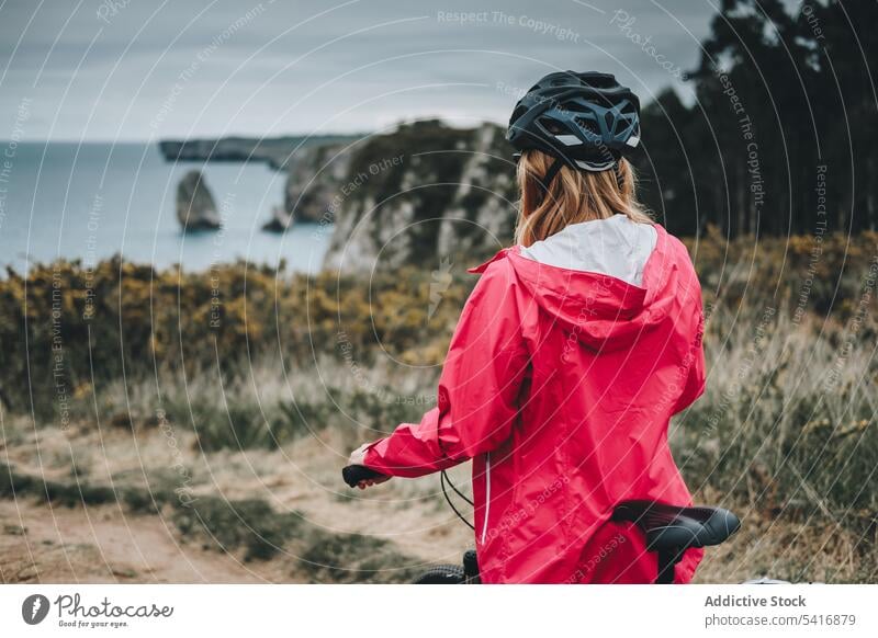 Frau fährt Mountainbike Fahrrad Reiten Straße Berge u. Gebirge Erwachsener Person aktiv sportlich Fahrradfahren Verkehr Lifestyle reisen Abenteuer Radfahrer