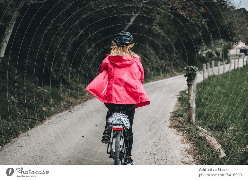 Frau fährt Fahrrad auf einer Landstraße Reiten Straße Radfahrer Erwachsener Person aktiv Hände auseinander sportlich spielerisch professionell Fahrradfahren