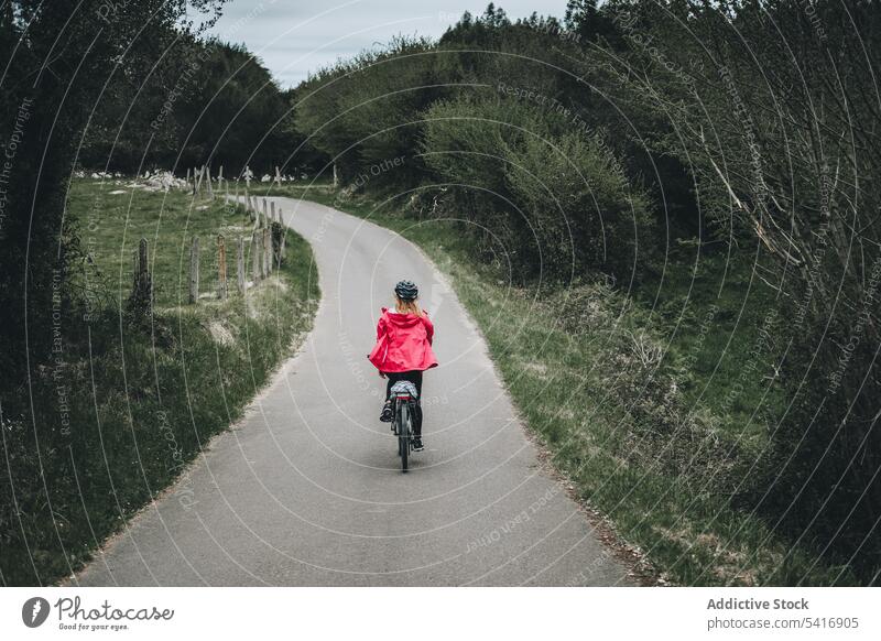 Frau fährt Fahrrad auf einer Landstraße Reiten Straße Radfahrer Erwachsener Person aktiv Hände auseinander sportlich spielerisch professionell Fahrradfahren