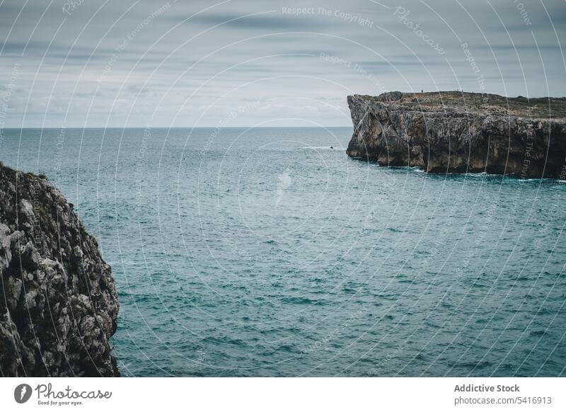 Meer und Klippen an bewölktem Tag MEER Himmel Wasser Natur Felsen Landschaft Horizont friedlich malerisch ruhig Windstille idyllisch reisen Tourismus Abenteuer