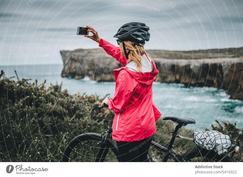 Frau fotografiert auf Klippen fotografierend Schutzhelm Landschaft Berge u. Gebirge Felsen reisen extrem Erwachsener Person aktiv blond Mut sportlich