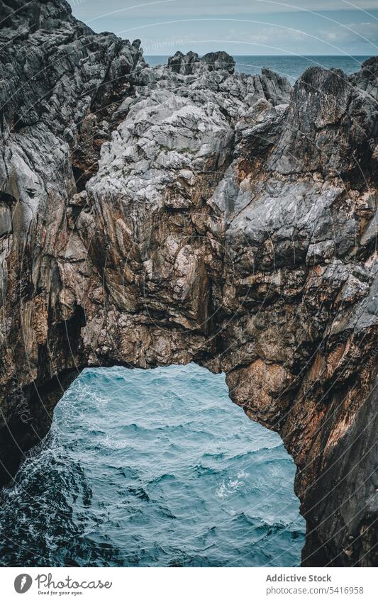 Malerische Felsen und Meer Klippe Bogen MEER Höhle Landschaft natürlich Durchgang Wasser Golfloch malerisch friedlich atemberaubend ruhig Windstille idyllisch