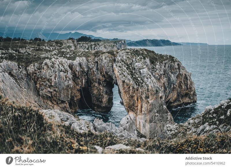 Malerische Felsen und Meer Klippe Bogen MEER Höhle Landschaft natürlich Durchgang Wasser Golfloch malerisch friedlich atemberaubend ruhig Windstille idyllisch