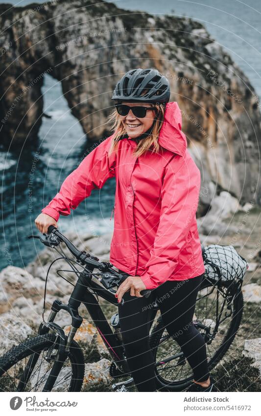 Radfahrerin auf Felsen Frau Fahrrad Klippe Schutzhelm MEER Landschaft extrem jung Person heiter aktiv sportlich Lächeln laufen Lifestyle Mitfahrgelegenheit