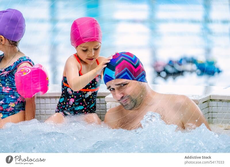 Familie entspannt im sprudelnden Pool Schwimmsport Blasen Eltern Töchter sprechend Zusammensein Vergnügen Park Wasser Spaß Freizeit ruhen sich[Akk] entspannen