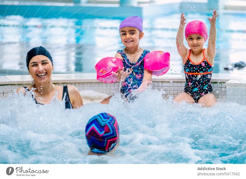 Familie entspannt im sprudelnden Pool Schwimmsport Blasen Eltern Töchter sprechend Zusammensein Vergnügen Park Wasser Spaß Freizeit ruhen sich[Akk] entspannen