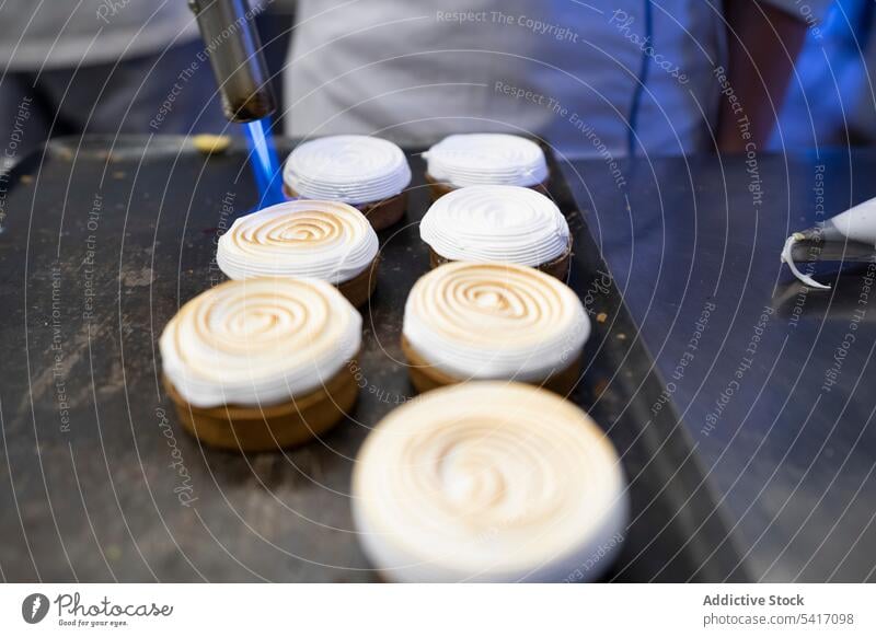 Verfahren zum Backen von Baiser-Keksen Schaumgebäck gepeitscht Sahne Flamme Dessert Konditorei süß weiß Lebensmittel Gebäck Fackel Zucker geschmackvoll lecker