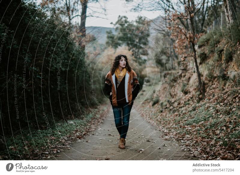 Junge Frau beim Wandern im Wald wandern Herbst Natur reisen Abenteuer Tourismus Urlaub Freizeit jung Person attraktiv brünett warm Bekleidung Stehen betrachtend