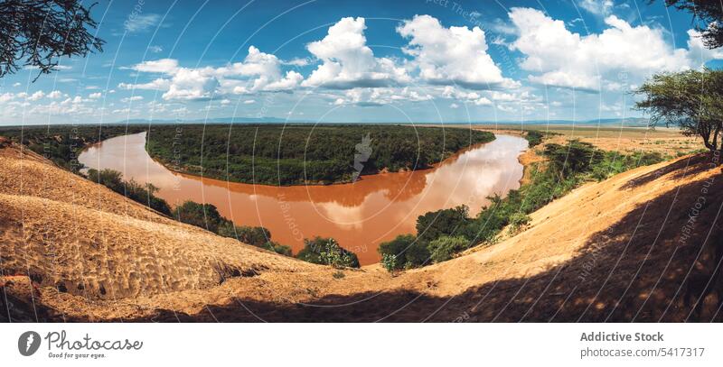 Blick auf einen verschmutzten Fluss in der Savanne Ansicht Omo Tal Äthiopien Afrika Wolken Himmel sonnig tagsüber Natur Landschaft dreckig strömen fließen