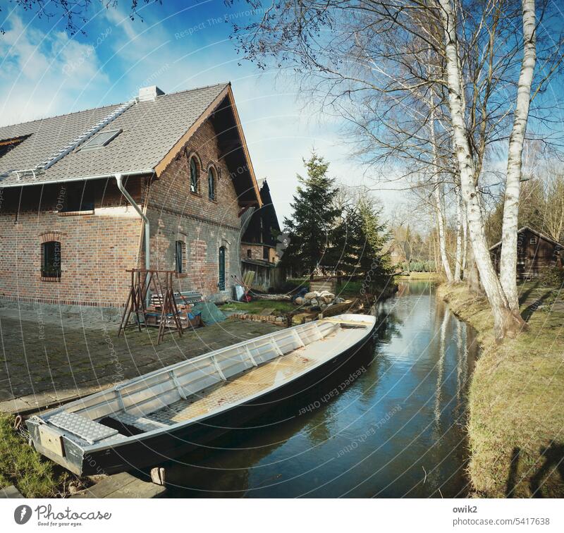 Nebenarm Spreewaldkahn Ufer Kanal draußen Umwelt Kahn Tradition Wasserfahrzeug Fluss Fließ Spiegelung dörflich Himmel Wolken Holz Grundstück Privatbesitz