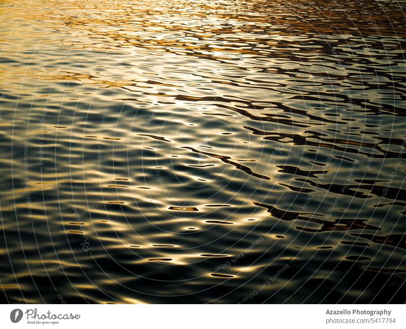 Schönes Meer mit warmen Sonnenlichtreflexen während des Sonnenuntergangs. abstrakt aqua Hintergrund schön blau hell Windstille Ruhe Sauberkeit Abenddämmerung