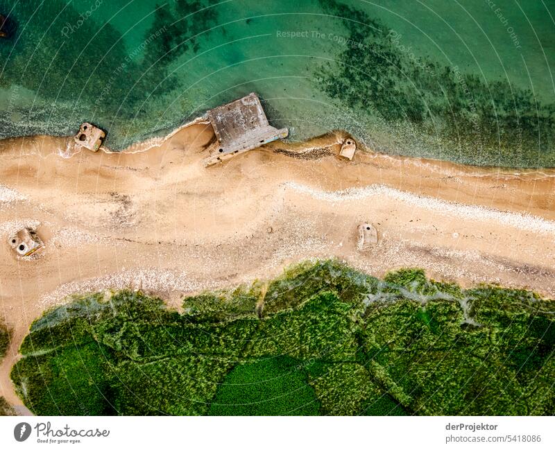 Ehemalige Bunkeranlagen am Strand VI Sand Farbfoto Erholung Strandleben Ferien & Urlaub & Reisen baden Erholungsgebiet Urlaubsstimmung Meer Strandspaziergang