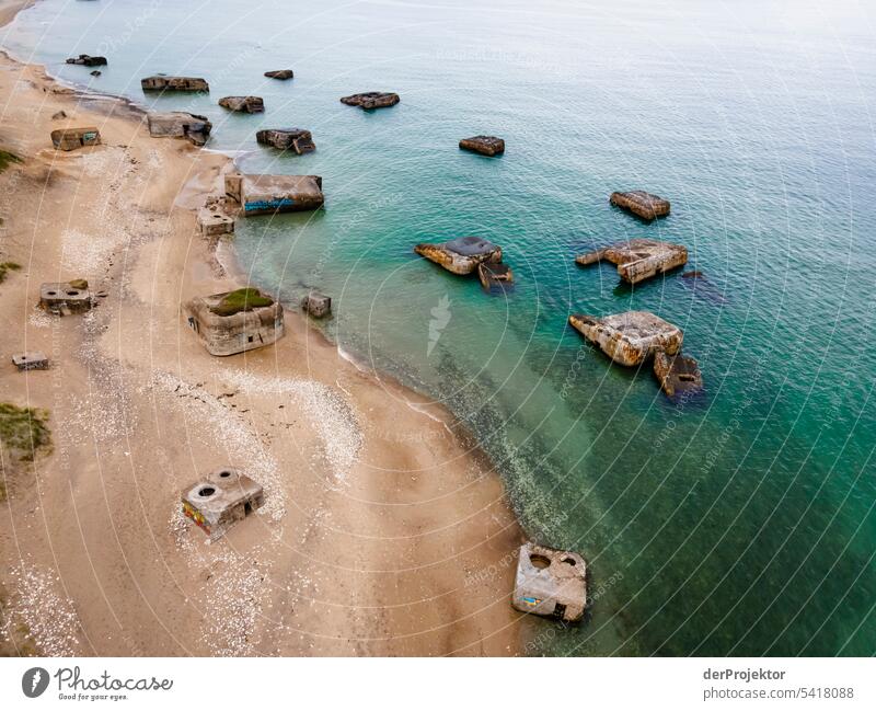 Ehemalige Bunkeranlagen am Strand IV Sand Farbfoto Erholung Strandleben Ferien & Urlaub & Reisen baden Erholungsgebiet Urlaubsstimmung Meer Strandspaziergang