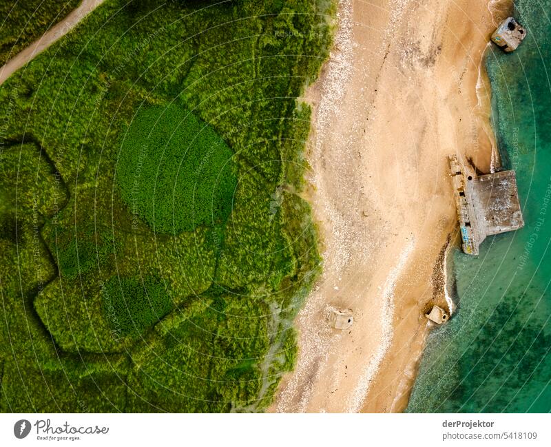 Ehemalige Bunkeranlagen am Strand III Sand Farbfoto Erholung Strandleben Ferien & Urlaub & Reisen baden Erholungsgebiet Urlaubsstimmung Meer Strandspaziergang