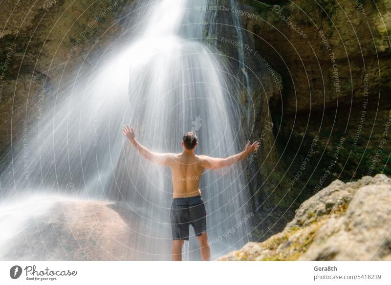 junger erwachsener mann in einem wasserfall im dschungel von thailand Erwachsener Abenteuer Rückansicht Hintergrund Schönheit Körper Kaskade Klima Umwelt fallen