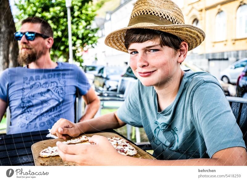 charmeur par excellence Lächeln charmant Fröhlichkeit Glück Gesicht Porträt Sohn Zufriedenheit lachen glücklich Kindheit Junge Nahaufnahme aufmerksam Coolness