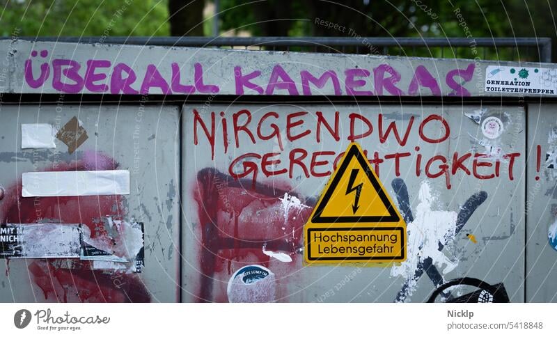 Nirgendwo Gerechtigkeit überall Kameras - Graffiti grafitti Überwachung Graffity parole grafitto sachbeschädigung botschaft aussage Typografie Streetart Urban