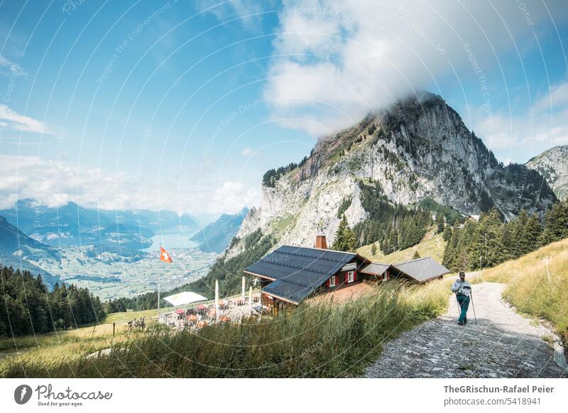 Restaurant mit Grossem Mythen im Hintergrund schweizer fahne Essen einkehren Farbfoto Fahne grosser mythen Berge u. Gebirge wandern Straße Schweiz Gipfel