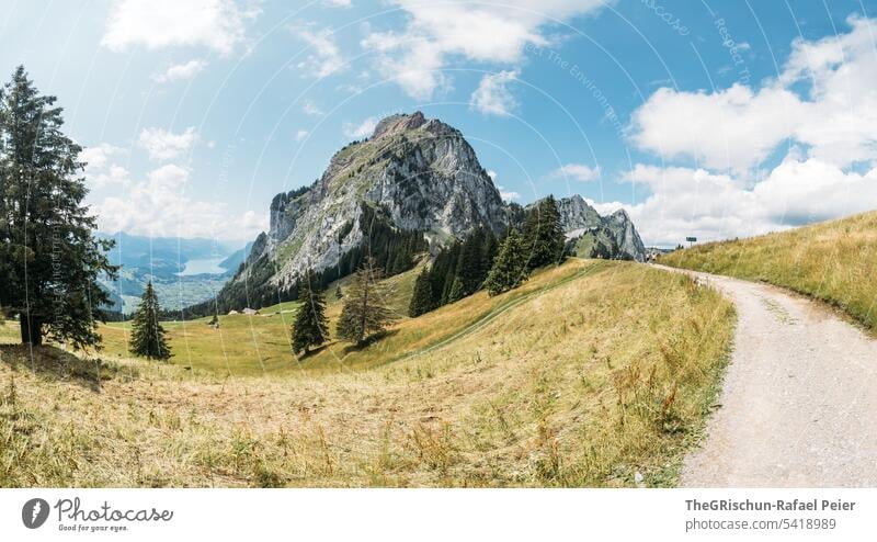 Restaurant mit Grossem Mythen im Hintergrund Farbfoto grosser mythen Berge u. Gebirge wandern Straße Schweiz Gipfel Tourismus Wege & Pfade Alpen Landschaft