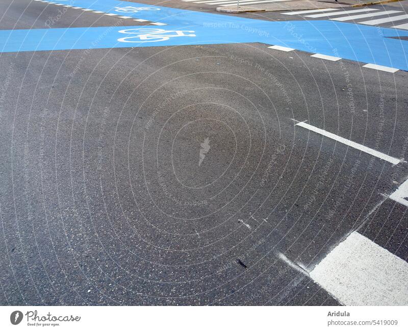 Straßenkreuzung mit blauen Fahrradwegen Asphalt Blau Verkehr Verkehrswege Straßenverkehr Wege & Pfade Fahrradfahren Menschenleer Mobilität Bewegung Stadt