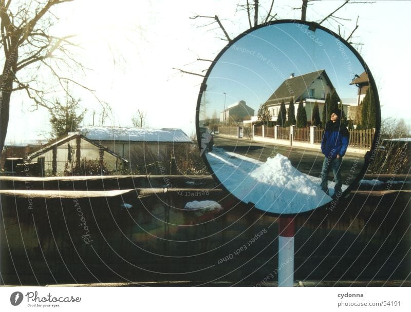 Sonnenspiegel Spiegel Eindruck Winter Haus Gartensiedlung Baum Licht Dinge spieglung Natur Landschaft Schnee Mensch Spaziergang Straße Himmel Ausflug