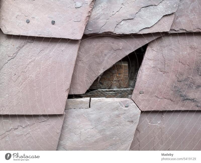 Schöne alte Schieferfassade mit herausfallenden Schindeln aus Schiefer in Beige und Naturfarben in der Altstadt von Detmold am Teutoburger Wald in Ostwestfalen-Lippe