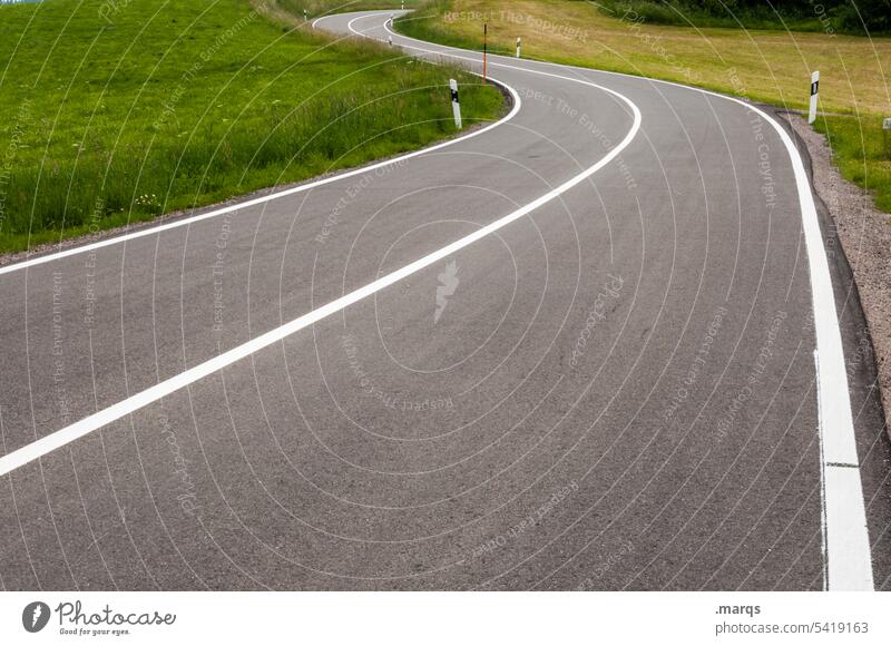 S-Kurve Schlangenlinie Natur Wiese Hügel Straße Straßenverkehr Wege & Pfade Linie Sommer Landschaft Asphalt Verkehrswege Fahrbahn Mobilität