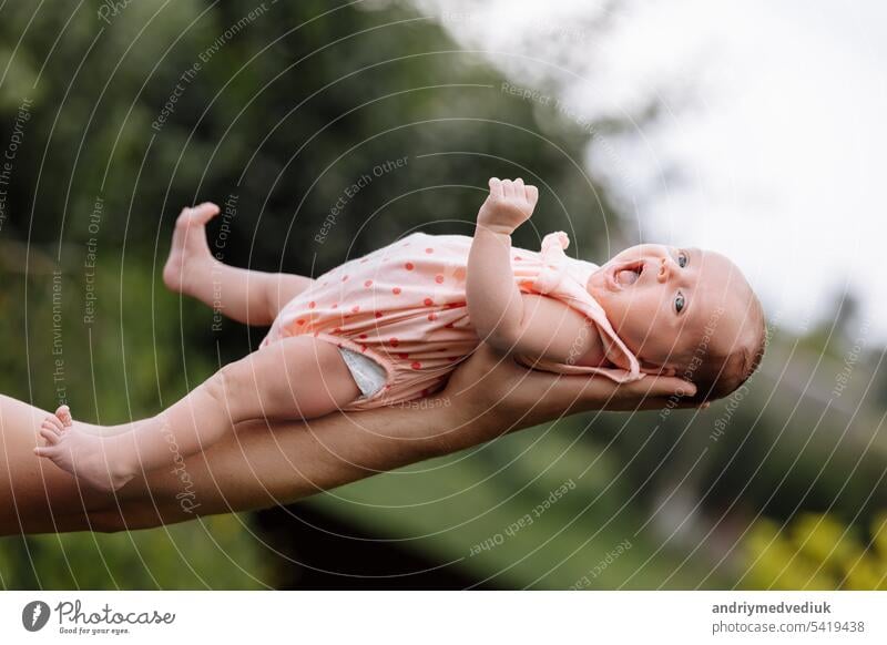 Unterstützende Hände. Vater hält sein 14 Tage altes Mädchen auf dem Arm Familie Beteiligung Baby wenig Menschen Eltern Pflege Papa niedlich Kind Liebe Glück