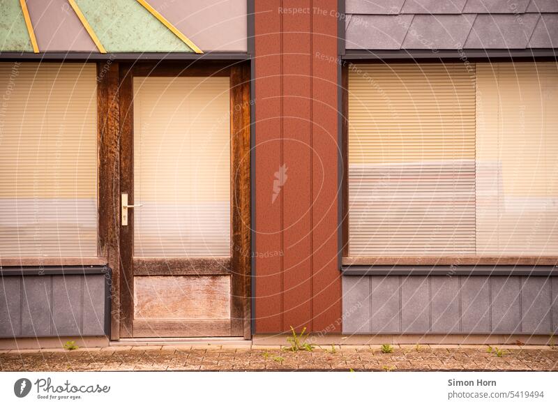 Ladenzeile in verblassten Farben und charmanter Vintage-Optik Ladengeschäft Leerstand retro Geschäft Fassade Krise Insolvenz Schaufenster Einzelhandel verlassen