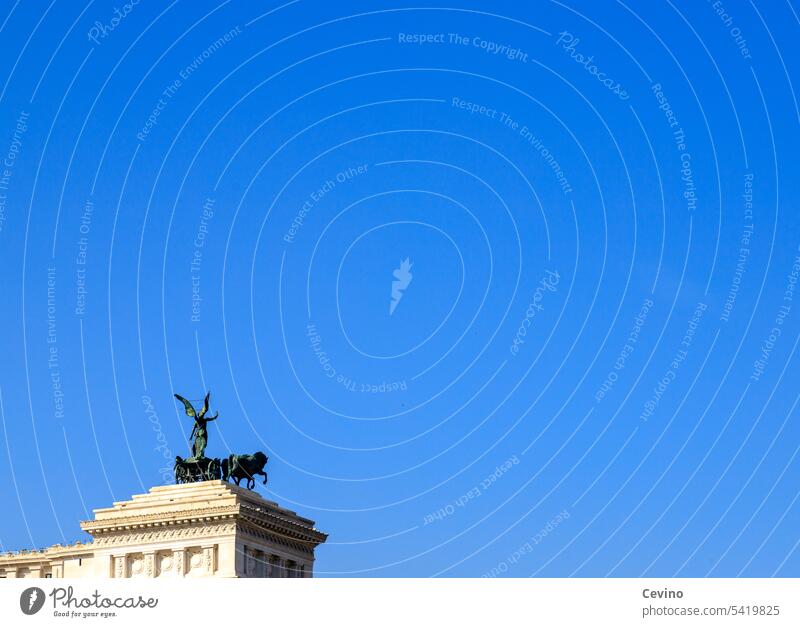 Kunst in Rom Skulptur Blauer Himmel Wolkenloser Himmel Figur Denkmal Architektur Freiraum oben Farbfoto