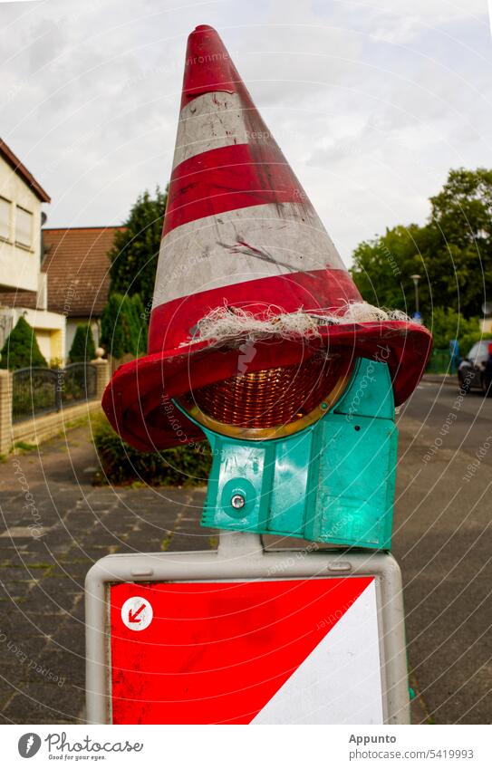 Straßenbekanntschaft :-) Straßenbake Baustelle Straßenbau Sicherheit Absicherung Bauarbeiten Pylone Leitkegel Warnkegel Kommunikation Warnleuchte Blinklicht