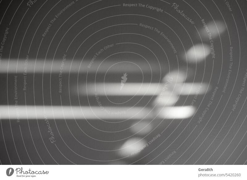 abstrakter Hintergrund aus Lichtlinien auf einer grauen Fläche Abstraktes Muster Leichtmetall schwarz blanko braun Nahaufnahme Farbe dunkel